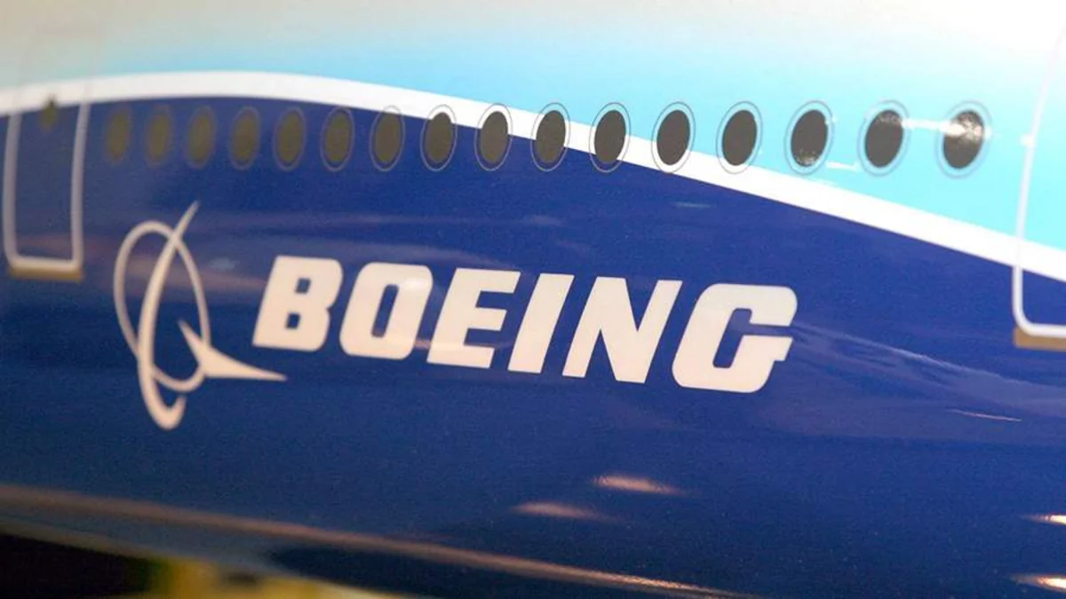 В США Boeing 737 потерял часть внешней обшивки
