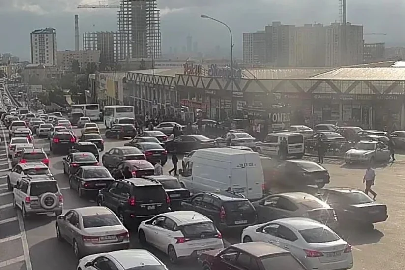 Bakının bir sıra yollarında nəqliyyatın sıxlığı yaranıb