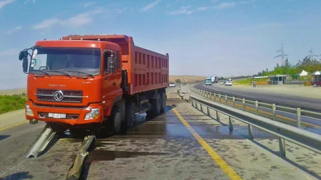 Qəza zamanı yol təsərrüfatına ziyan dəyib