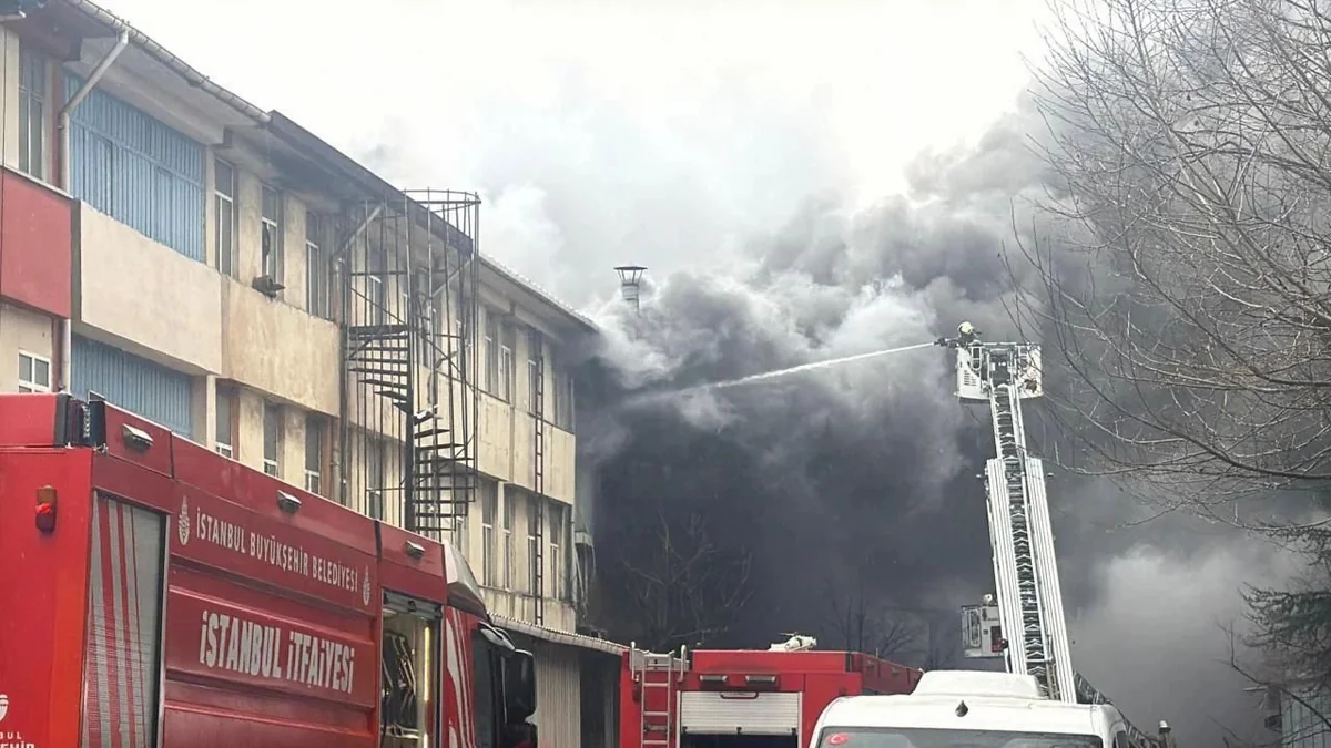 İstanbulda ikimərtəbəli fabrik binasında yanğın baş verib
