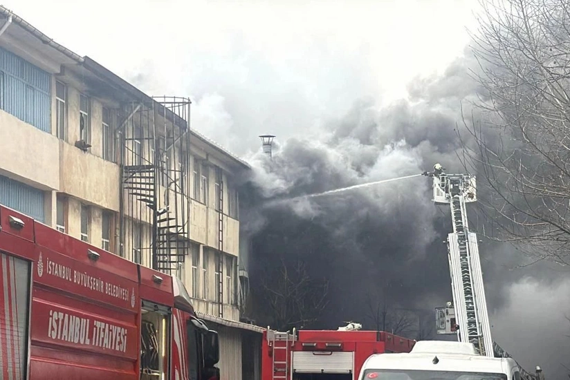 İstanbulda ikimərtəbəli fabrik binasında yanğın baş verib