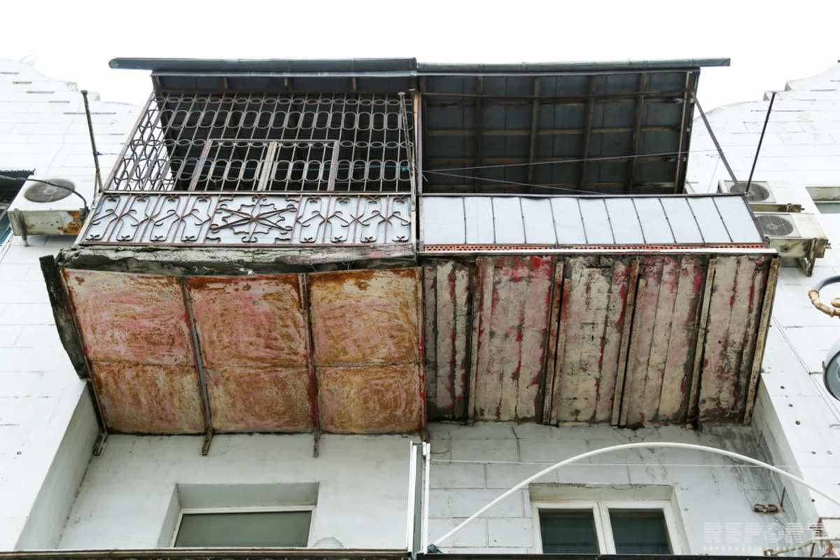 Bakı küçələrində daha bir “balkon” problemi - FOTO