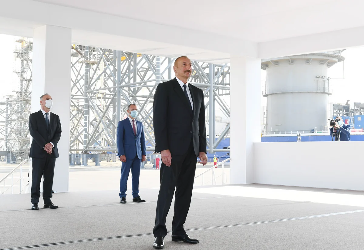 President Ilham Aliyev congratulates oil workers