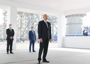 President Ilham Aliyev congratulates oil workers