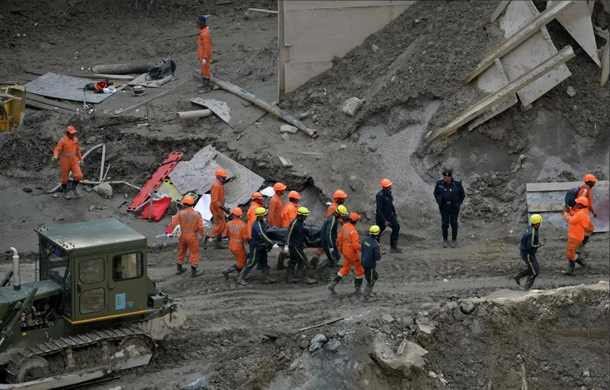 Число погибших при сходе ледника в Индии выросло до 50