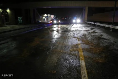 Bakıda yolun buz bağlaması zəncirvari qəzaya səbəb olub, 2 nəfər yaralanıb - FOTO - VİDEO