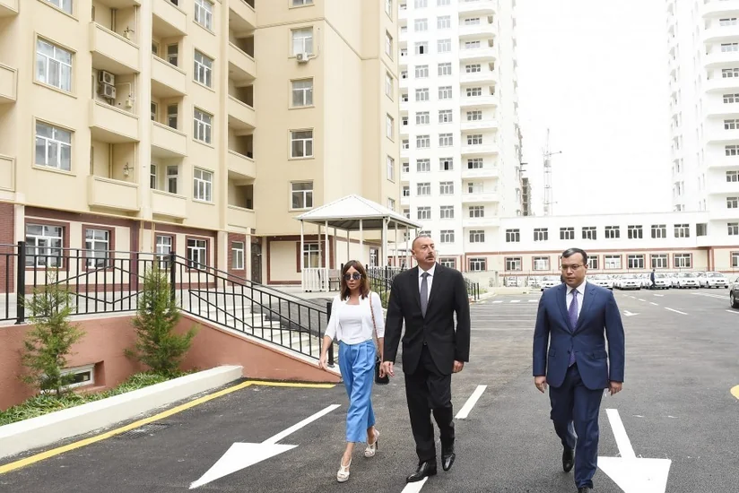Ilham Aliyev attended ceremony giving apartments and cars to veterans and martyrs