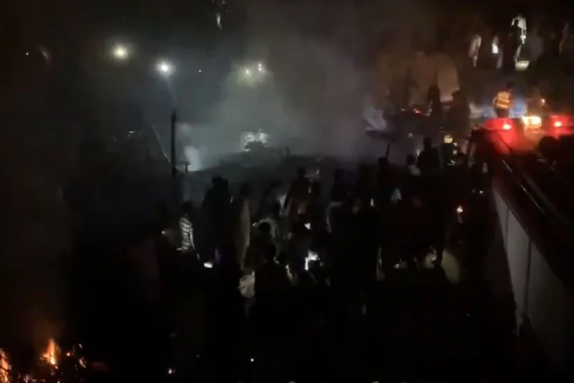 В Пакистане десять человек погибли при крушении самолета - ВИДЕО