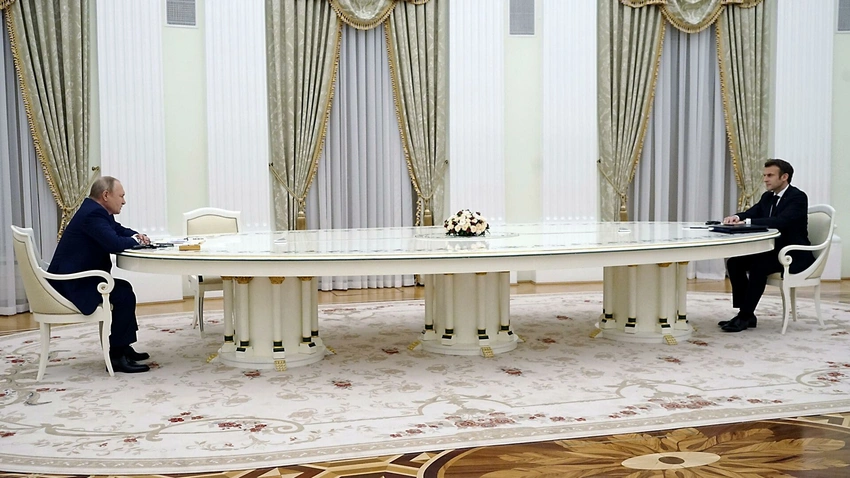 Putinlə Makronun böyük masa ətrafında əyləşməsinin səbəbi açıqlanıb