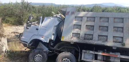 На трассе Губа-Баку грузовик врезался в дерево