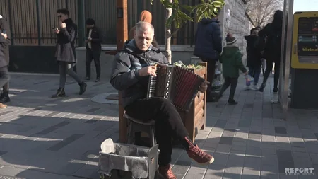 Türkiyədə azərbaycanlı küçə musiqiçisi: Qarabağla bağlı mahnı oxuyanda yaxşı pul verirlər - VİDEO