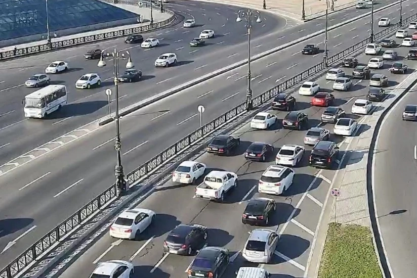 На ряде улиц и проспектов Баку затруднено движение транспорта
