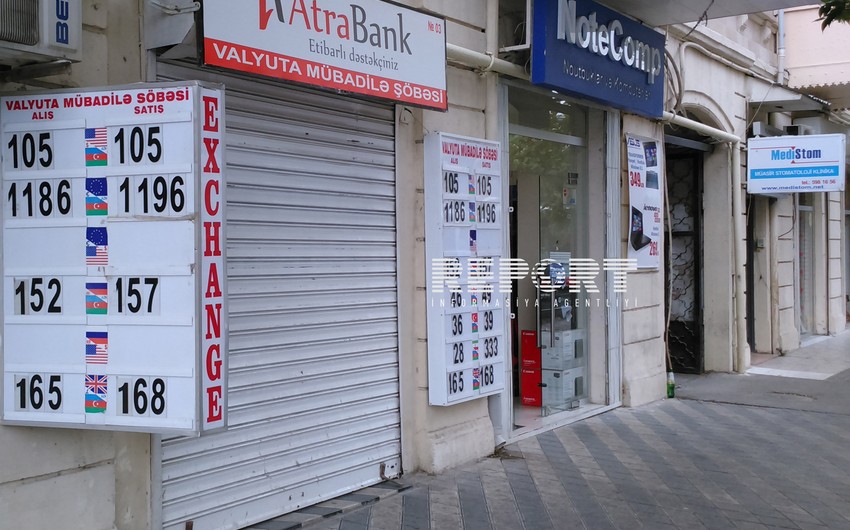 ​Azərbaycanda kommersiya bankları dolların alışını kəskin artırıb