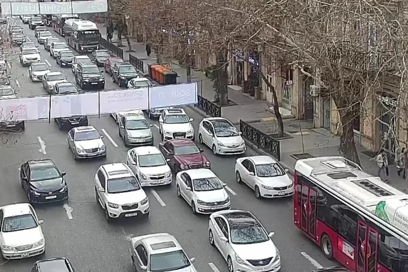 Bakının bir sıra yollarında nəqliyyat vasitələrinin hərəkəti çətinləşib