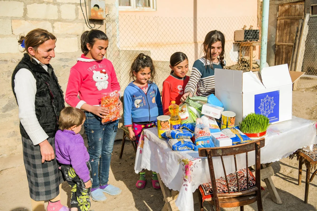 Heydər Əliyev Fondu aztəminatlı ailələrə ənənəvi Novruz sovqatları paylayır