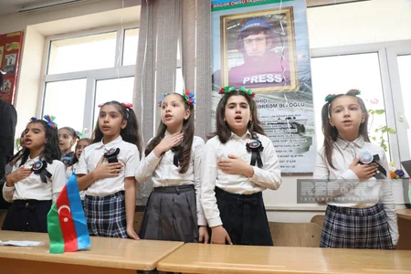 Bakının 100 nömrəli məktəbinin sinif otaqlarından birinə şəhid jurnalist Məhərrəm İbrahimovun adı verilib