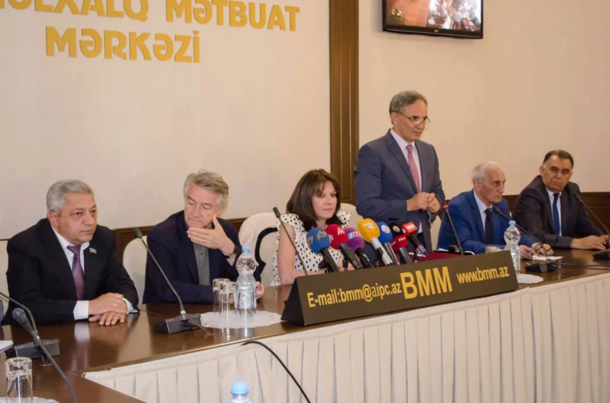 Mətbuat Şurası Fransa Senatının üzvlərini mükafatlandırıb