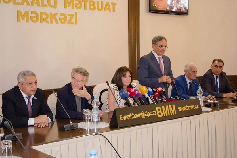 Mətbuat Şurası Fransa Senatının üzvlərini mükafatlandırıb
