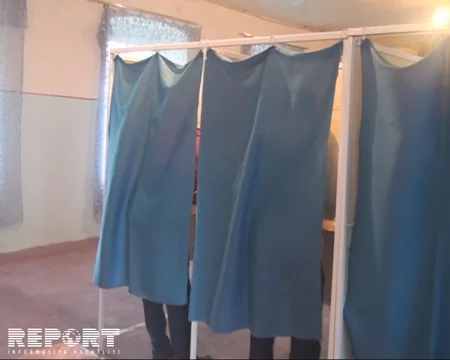Two voters over 100 year-old cast their ballots in referendum - PHOTO