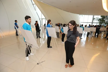 Beynəlxalq Media Forumunun iştirakçıları Azərbaycan çap mətbuatı tarixinin inciləri sərgisi ilə tanış olublar