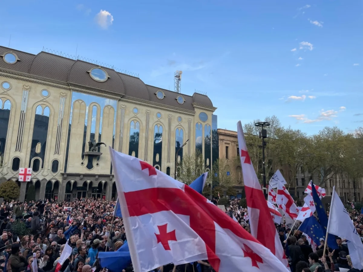 В Тбилиси у здания парламента возобновился митинг против закона об иноагентах