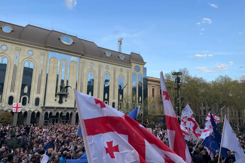 В Тбилиси у здания парламента возобновился митинг против закона об иноагентах