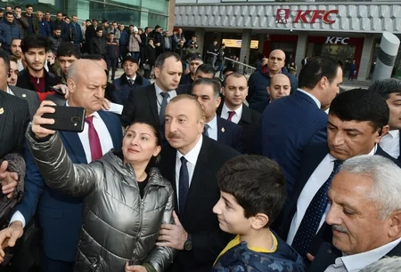 Prezident sakinlərlə söhbət edib, onlarla selfi çəkdirib - FOTOLAR