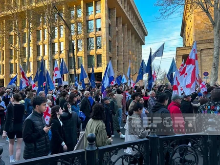 Gürcüstanda “Xarici agentlər haqqında” qanuna qarşı etiraz yürüşü keçirilib