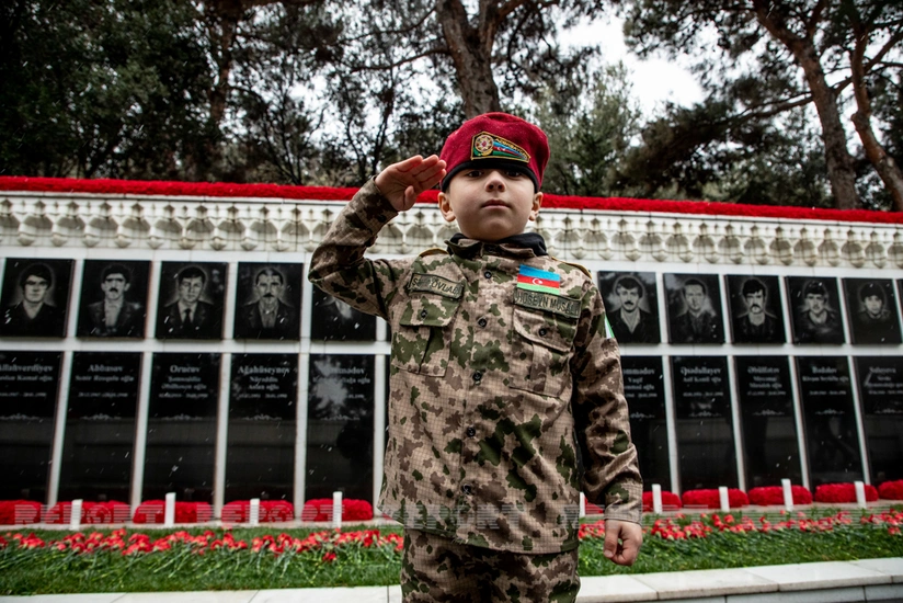 Azərbaycan xalqı 20 Yanvar şəhidlərinin xatirəsini yad edir - FOTOREPORTAJ
