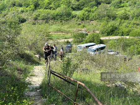 Famous travelers visit Azykh cave