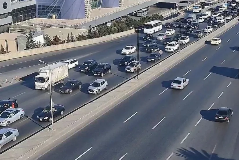 Bakının bir sıra yollarında sıxlıq var - SİYAHI