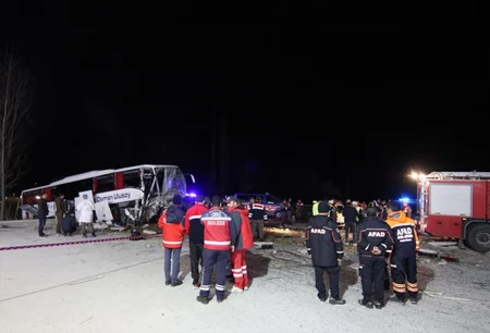 Türkiyədə avtobus qəzaya uğrayıb, 2 nəfər ölüb, 33 nəfər yaralanıb
