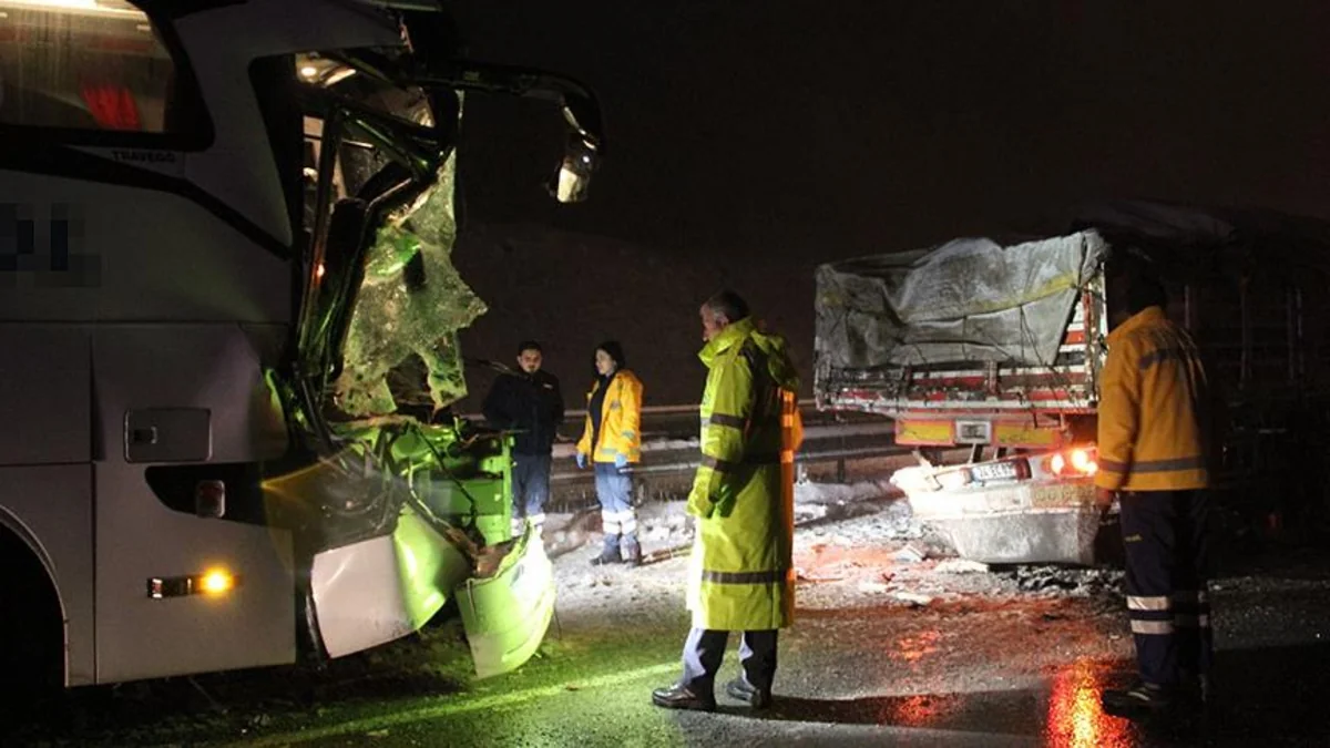Sivasda avtobus yük maşını ilə toqquşub, 10 nəfər yaralanıb