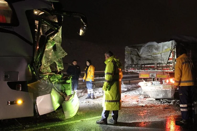 Sivasda avtobus yük maşını ilə toqquşub, 10 nəfər yaralanıb