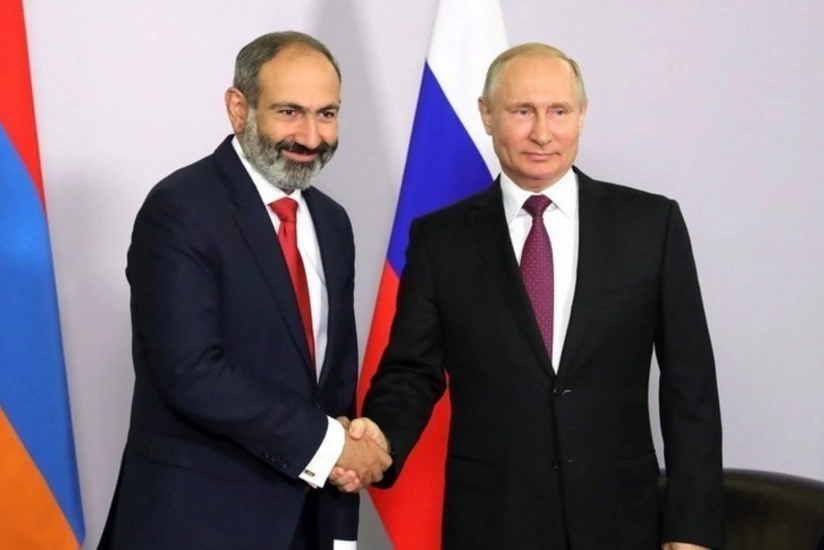 Paşinyan Putinlə görüşü zamanı 4 dəqiqəlik çıxışında 10 dəfə şparqalkaya baxıb