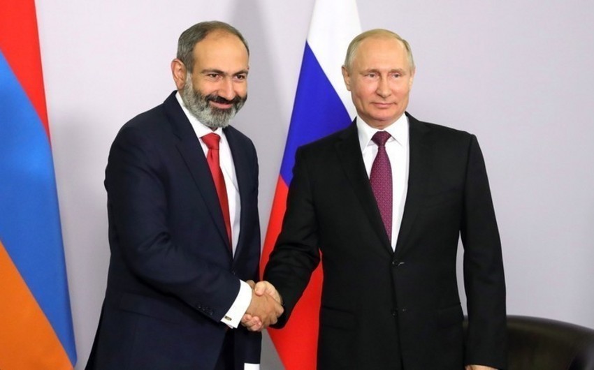 Paşinyan Putinlə görüşü zamanı 4 dəqiqəlik çıxışında 10 dəfə şparqalkaya baxıb