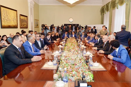 SOCAR prezidenti Bakı 2015də yüksək nəticələr göstərən “Neftçi” İdman Klubunun heyəti ilə görüşüb