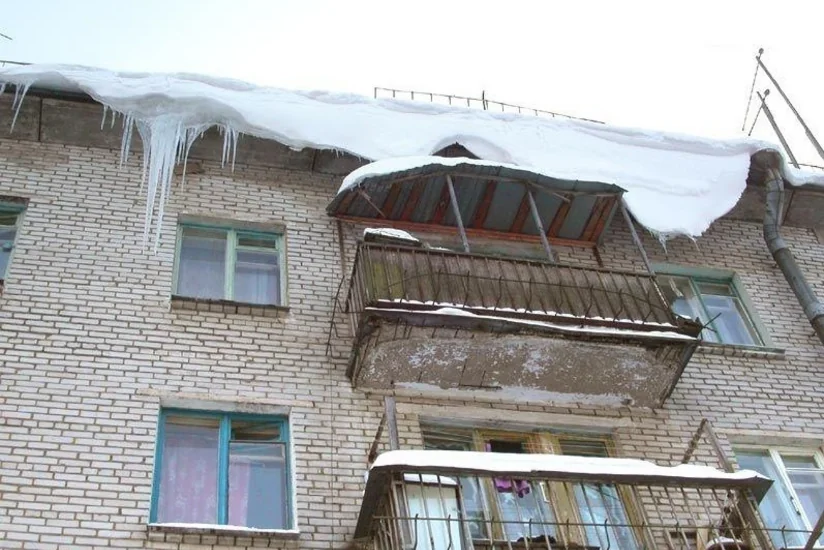 В Баку бывший сотрудник полиции поскользнулся и, упав с балкона, получил тяжелую травму