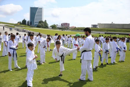 Heydər Əliyev Mərkəzinin parkında karate dərsi keçirilib