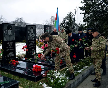 Zakir Həsənov şəhid ailələri ilə görüşüb