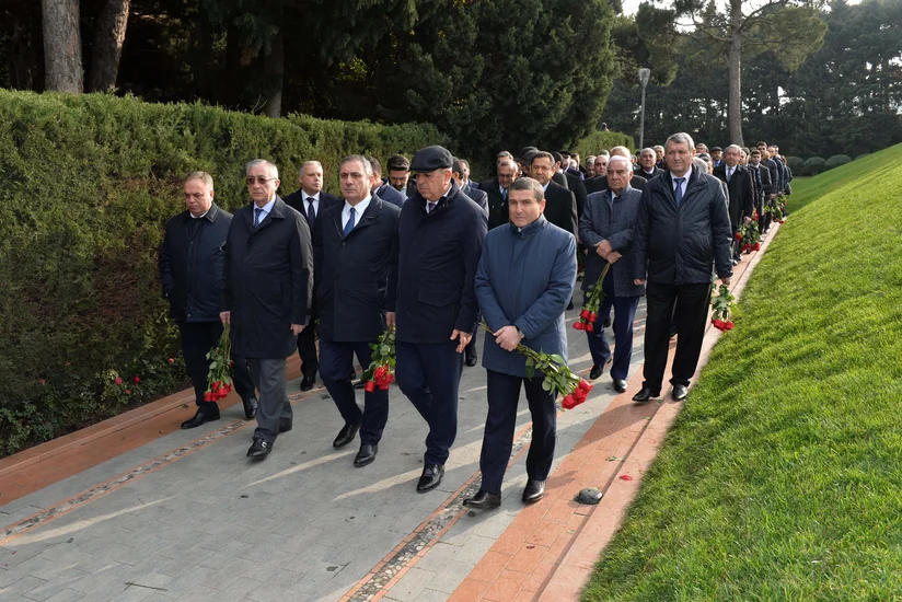 SOCAR rəhbərliyi ulu öndər Heydər Əliyevin məzarını ziyarət edib
