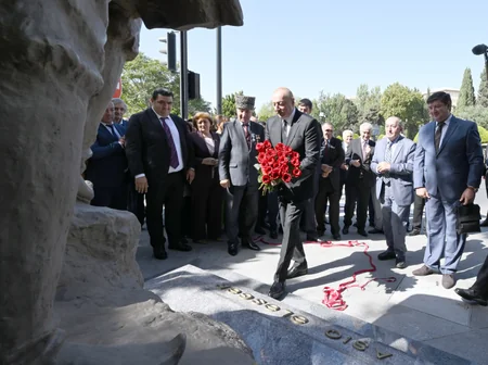 Prezident İlham Əliyev Bakıda Aşıq Ələsgərin abidəsinin açılışında iştirak edib - YENİLƏNİB