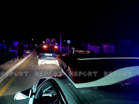 Qaxda avtomobil işıq dirəklərinə çırpılıb, xəsarət alanlar var