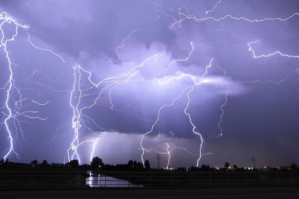 Bəzi rayonlarda şimşək çaxıb, leysan yağıb, Qarasu çayından sel keçib