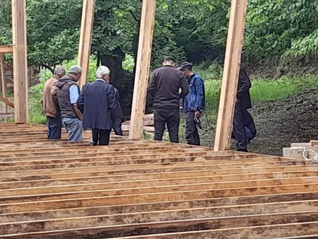 Lerikdə yol kənarındakı istirahət mərkəzində qanunsuz tikili sökülüb