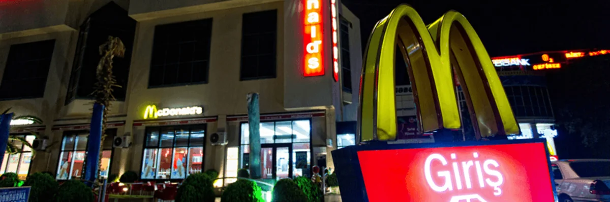 Bakıdakı “McDonalds”da müştərinin içərisində 1000 manat pul və telefon olan çantası oğurlanıb