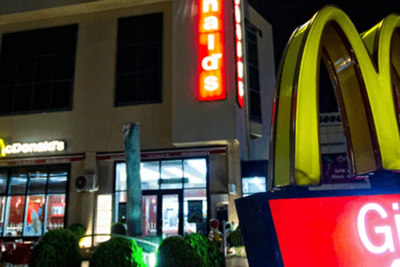 Bakıdakı “McDonalds”da müştərinin içərisində 1000 manat pul və telefon olan çantası oğurlanıb