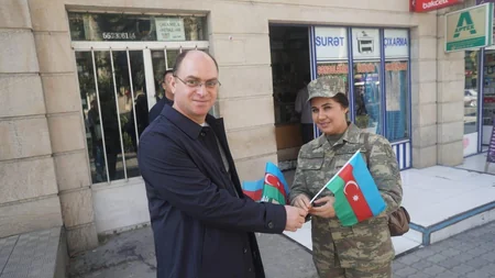 Parlament jurnalistləri cəbhə bölgəsində bayraq aksiyası keçiriblər - FOTOREPORTAJ