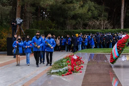 Gənc könüllülər ulu öndərin xatirəsini anıblar