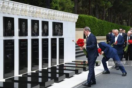 Diplomatik xidmət orqanlarının rəhbərləri Şəhidlər Xiyabanını ziyarət edib